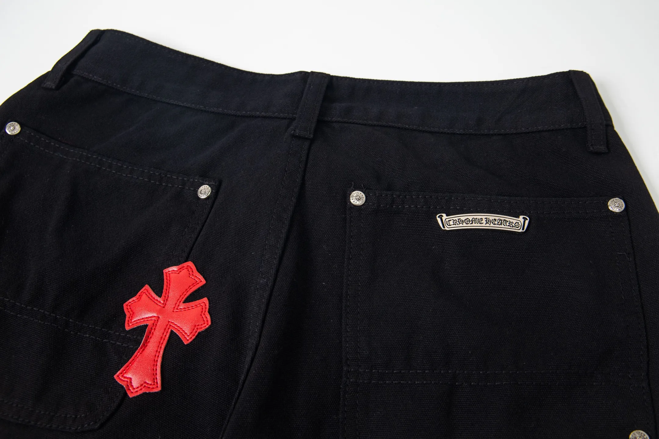 P260 Chrome Hearts Black Timber Pants Red Leather and White Leather Elements Washed Jeans True to restore the ultimate vintage texture Three-dimensional version Loose and comfortable, not picky about body shape Makes you look taller and slimmer Factory Seiko Original factory quality control Same style for men and women Can be matched with couples Versatile recommendation Necessary jeans for all seasons Hipsters have been disappointed From the quality selection of fabrics, the tailoring of details, and the matching of patterns are impeccable! The upper body is so handsome when worn...it can be easily worn by men, women and children! The craftsmanship is made of heavy-duty washed pure cotton denim fabric. After washing, it is soft and thick. It is very stylish when worn on the body. Style number: 1773# Color: black Size: 28 30 32 34 36